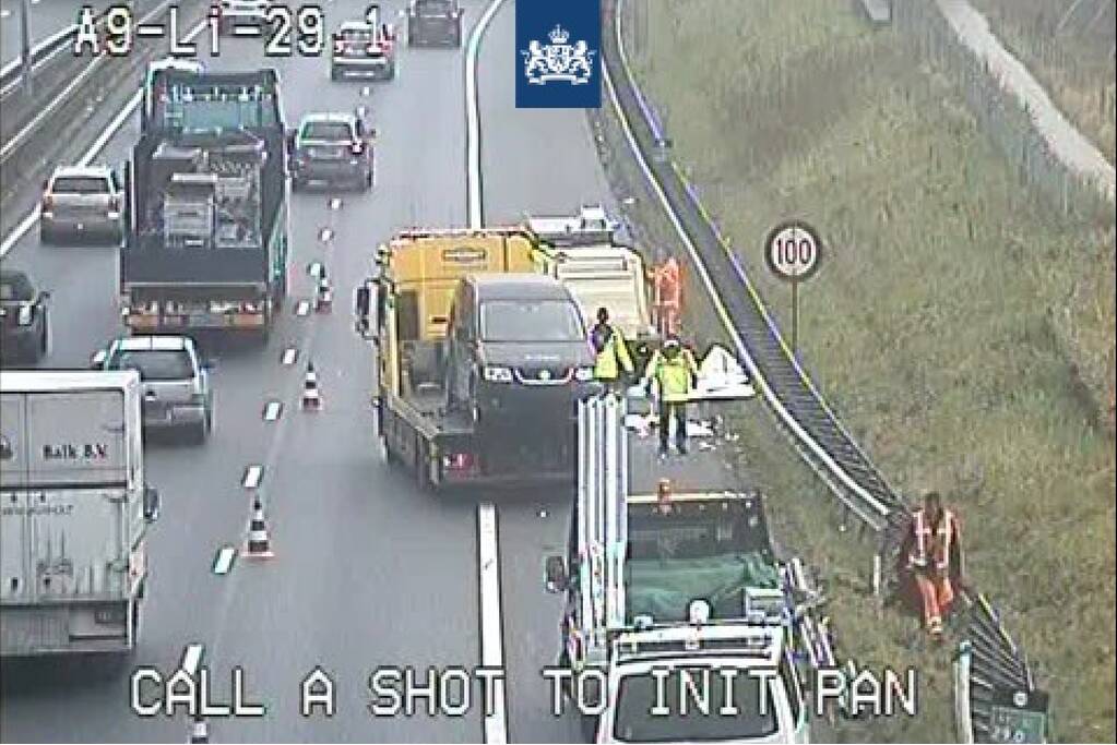 Lange files door geschaarde aanhanger op snelweg