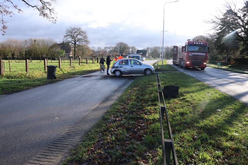 Vrouw verliest macht over het stuur en belandt in de berm