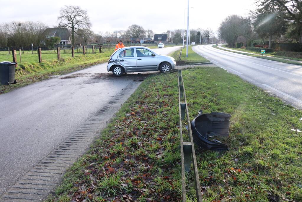Vrouw verliest macht over het stuur en belandt in de berm