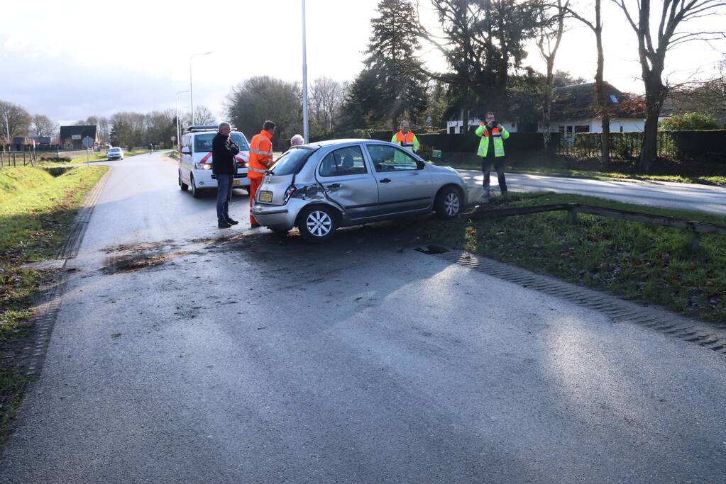 Vrouw verliest macht over het stuur en belandt in de berm