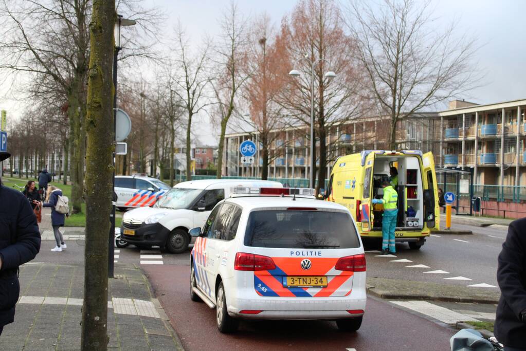 Scooterrijdster gewond na botsing met afslaande bestelwagen