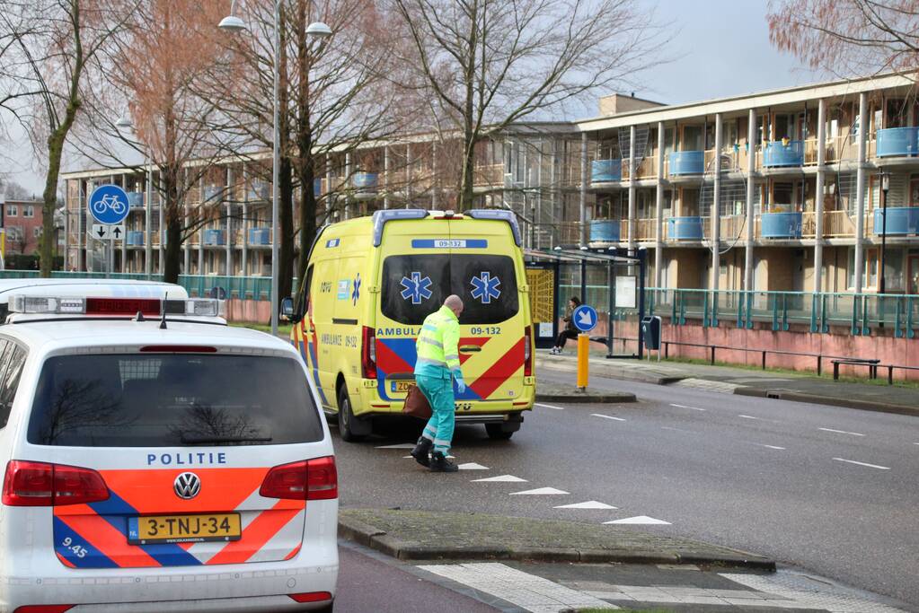 Scooterrijdster gewond na botsing met afslaande bestelwagen