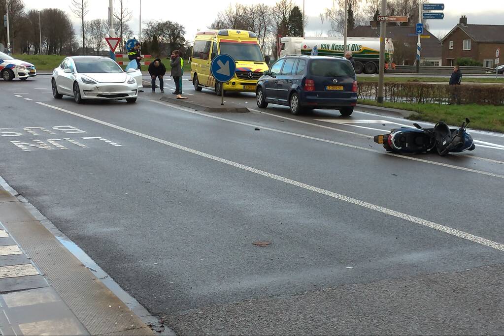 Tesla en brommer botsen op rotonde