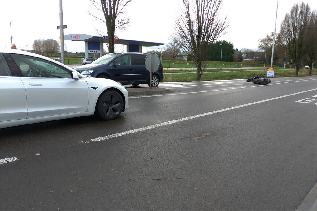 Tesla en brommer botsen op rotonde