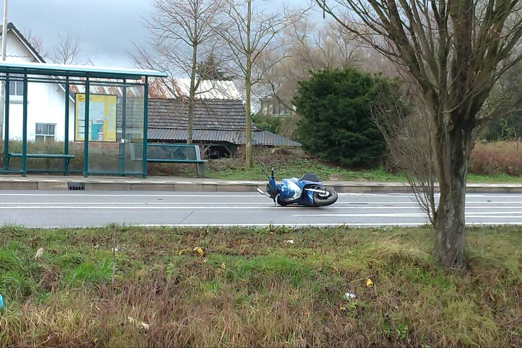 Tesla en brommer botsen op rotonde