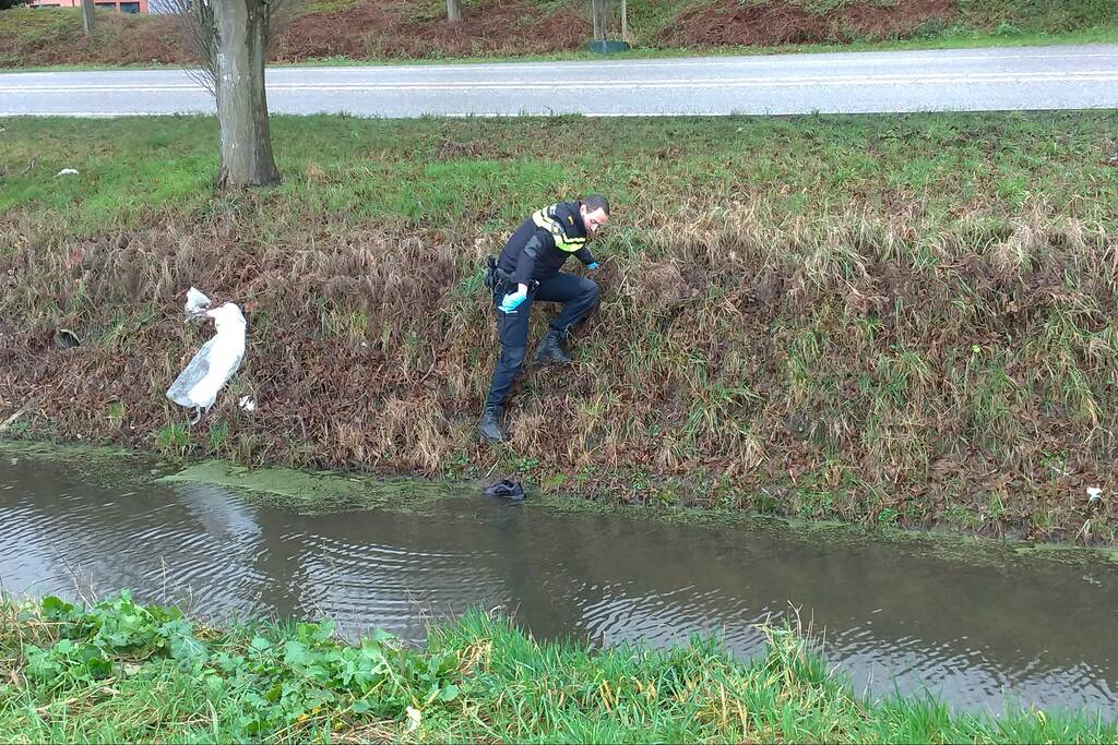 Tesla en brommer botsen op rotonde