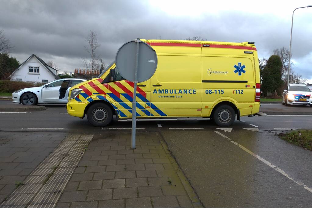 Tesla en brommer botsen op rotonde