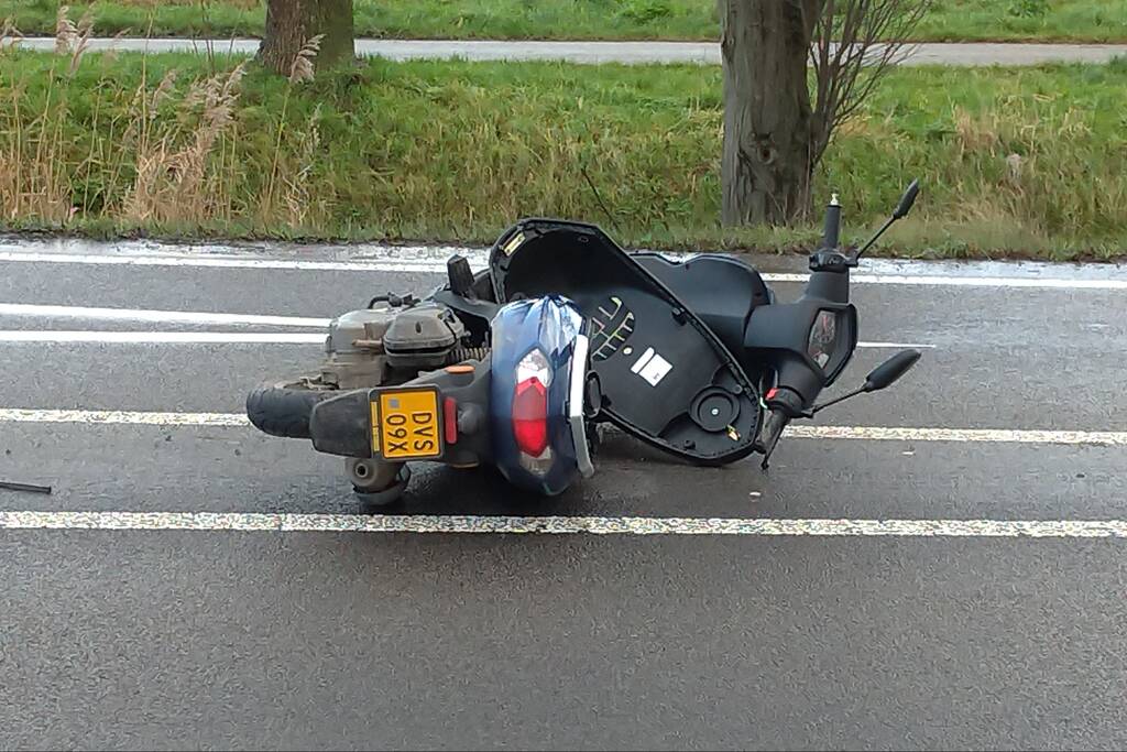 Tesla en brommer botsen op rotonde