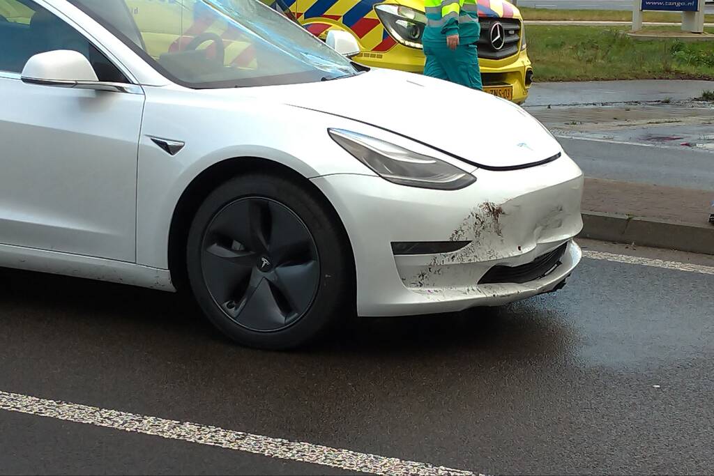 Tesla en brommer botsen op rotonde