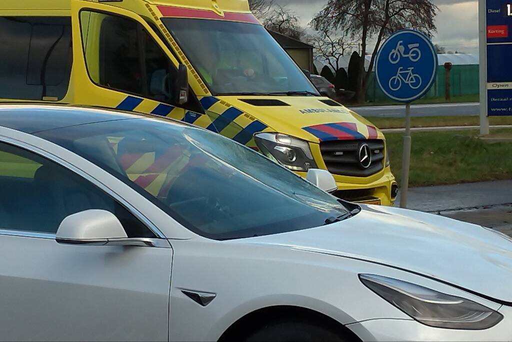 Tesla en brommer botsen op rotonde