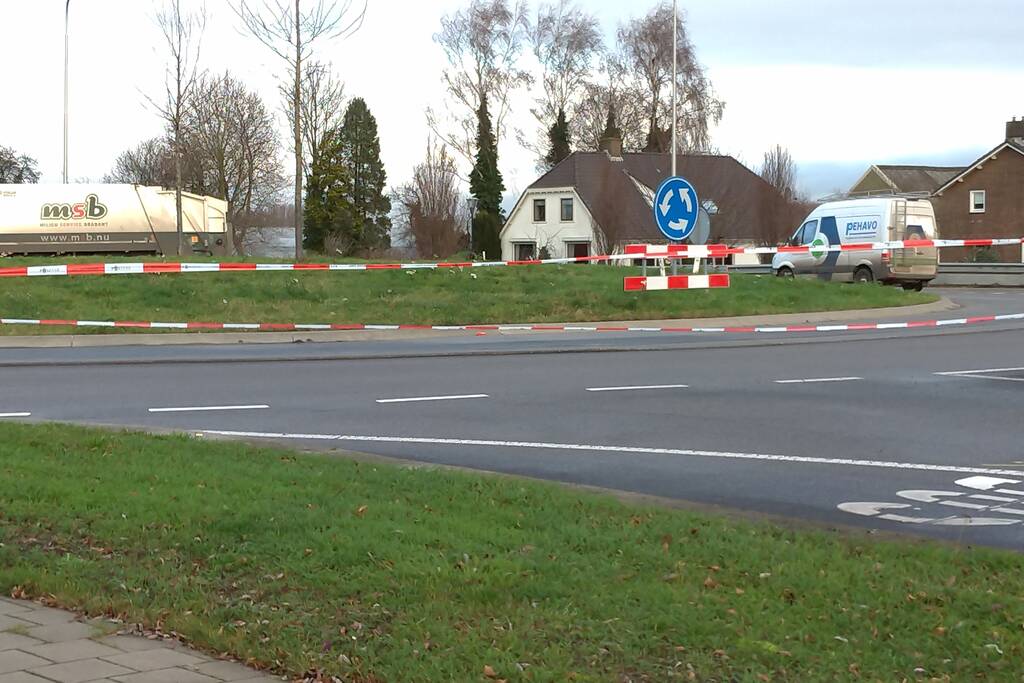 Tesla en brommer botsen op rotonde