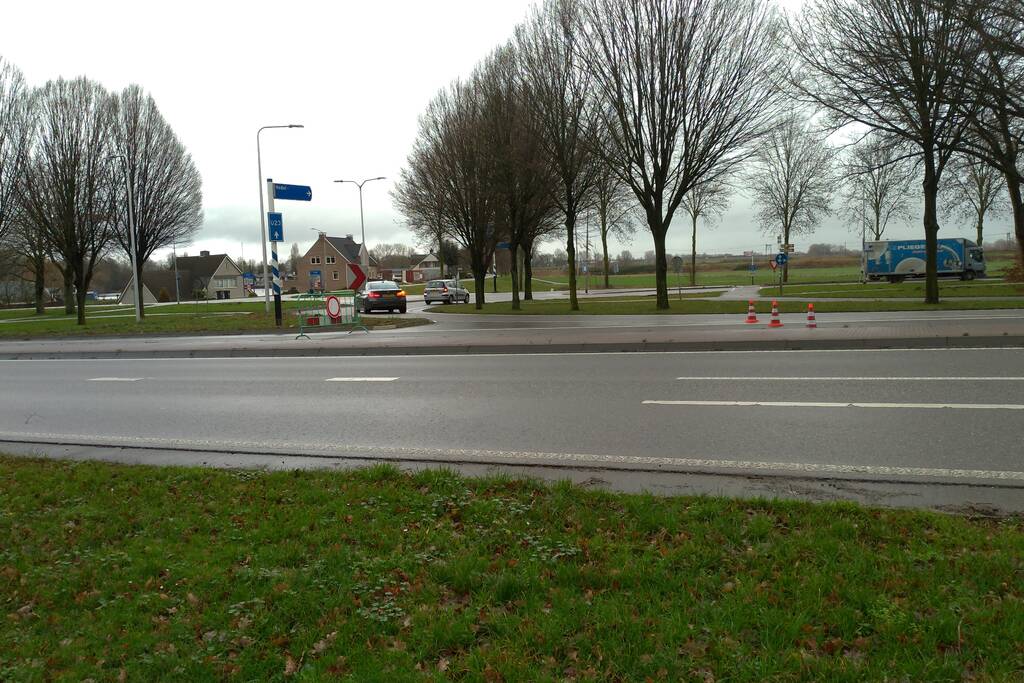 Tesla en brommer botsen op rotonde