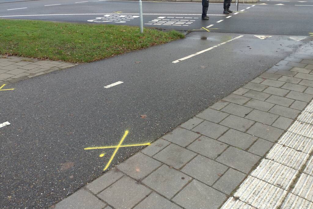 Tesla en brommer botsen op rotonde