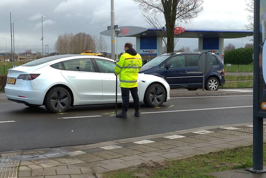 Tesla en brommer botsen op rotonde