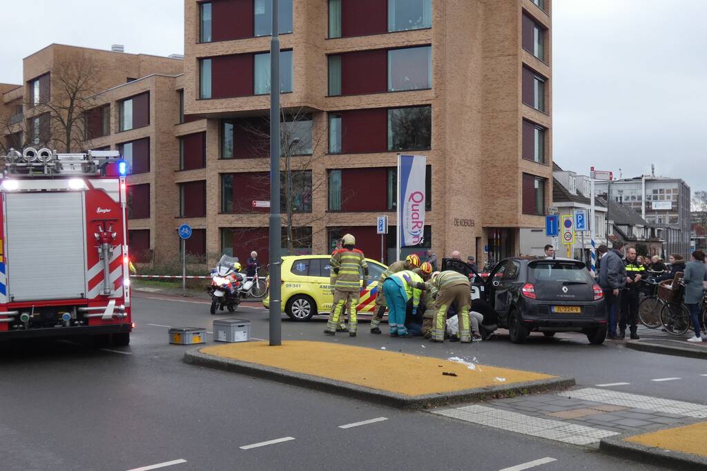 Persoon gewond na botsing met auto