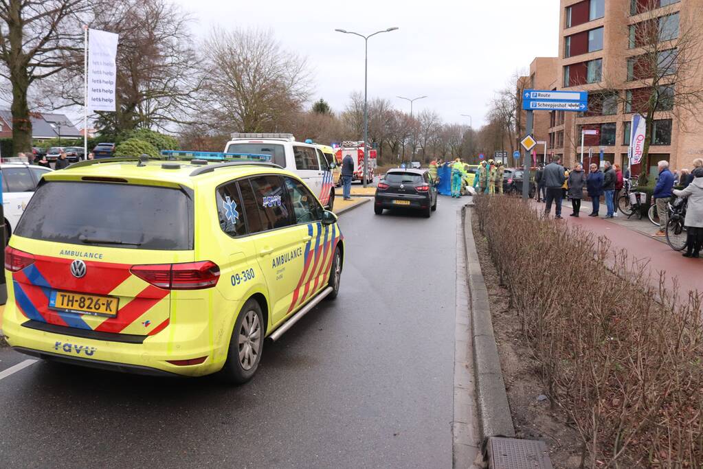 Persoon gewond na botsing met auto