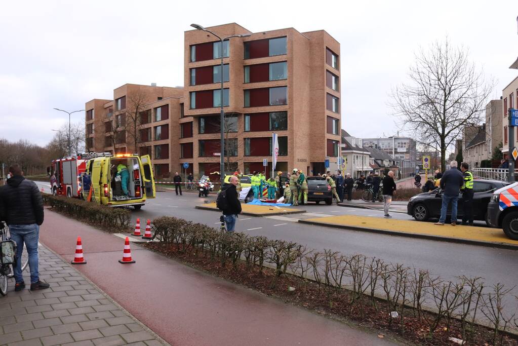 Persoon gewond na botsing met auto