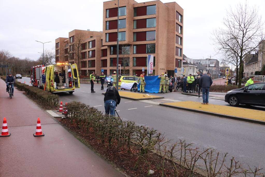 Persoon gewond na botsing met auto