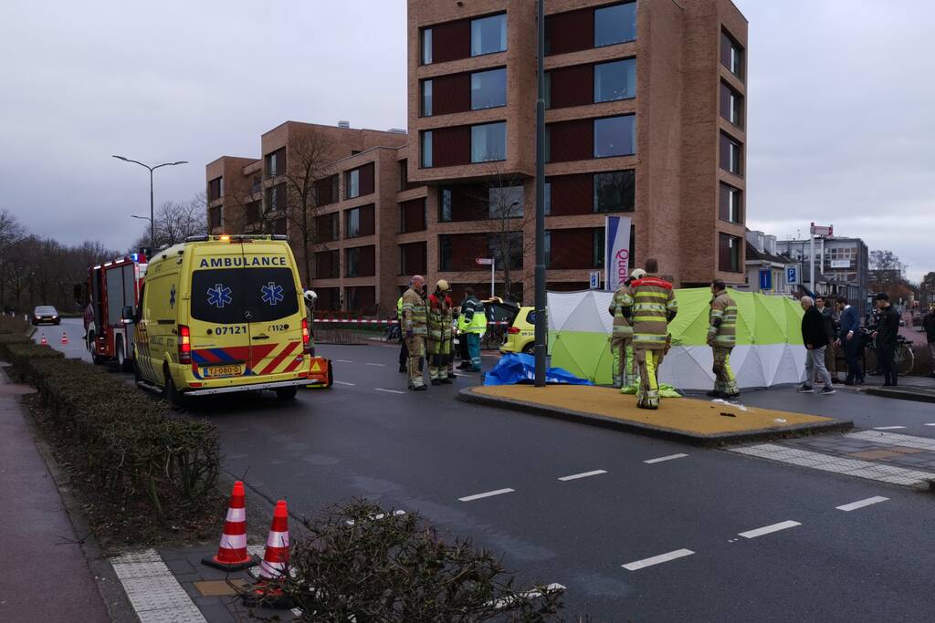 Persoon gewond na botsing met auto