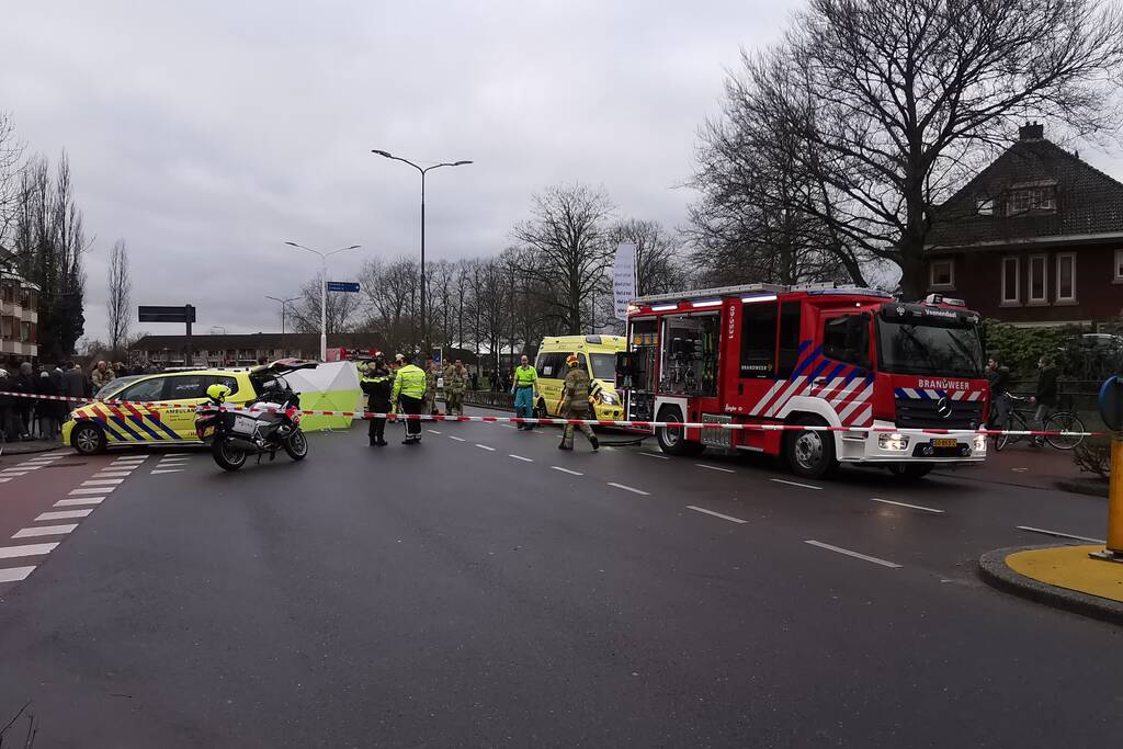 Persoon gewond na botsing met auto