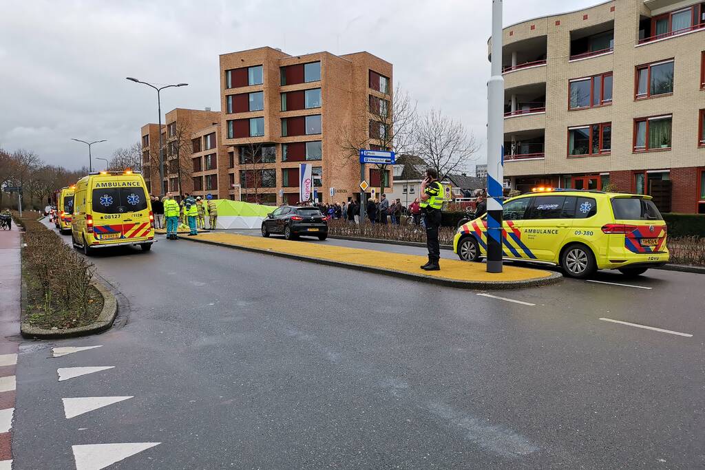 Persoon gewond na botsing met auto