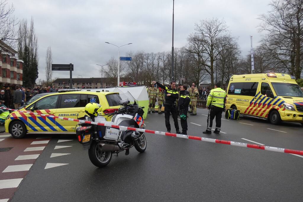 Persoon gewond na botsing met auto