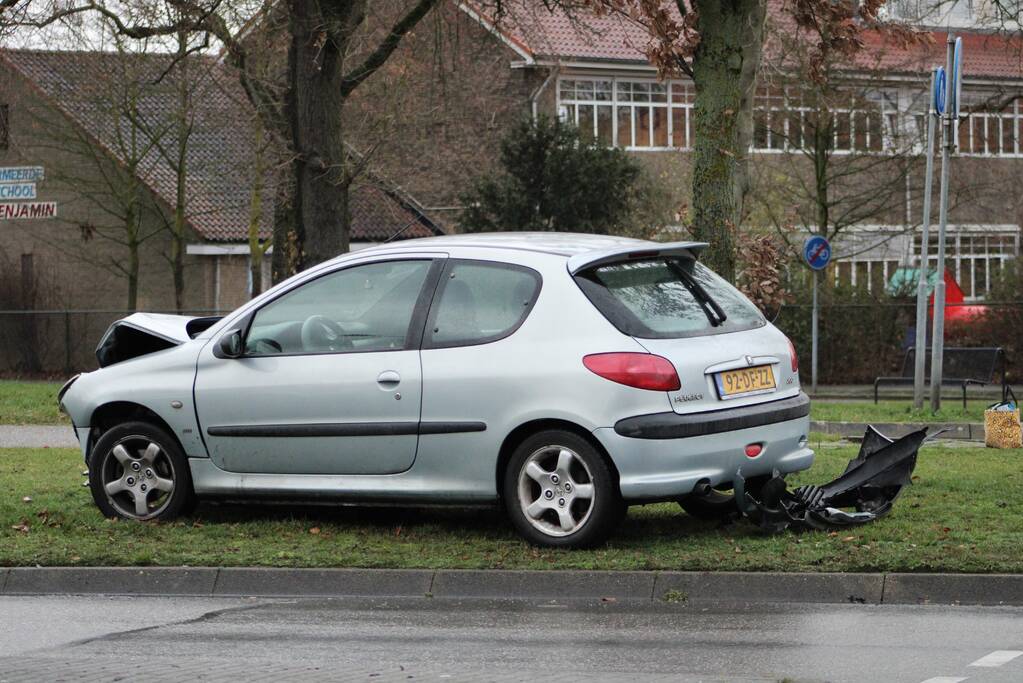 Automobilist verliest controle en rijdt paal uit de grond
