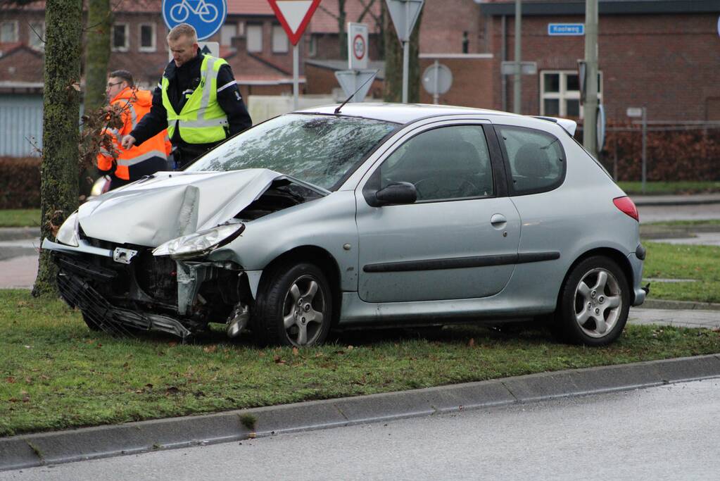 Automobilist verliest controle en rijdt paal uit de grond