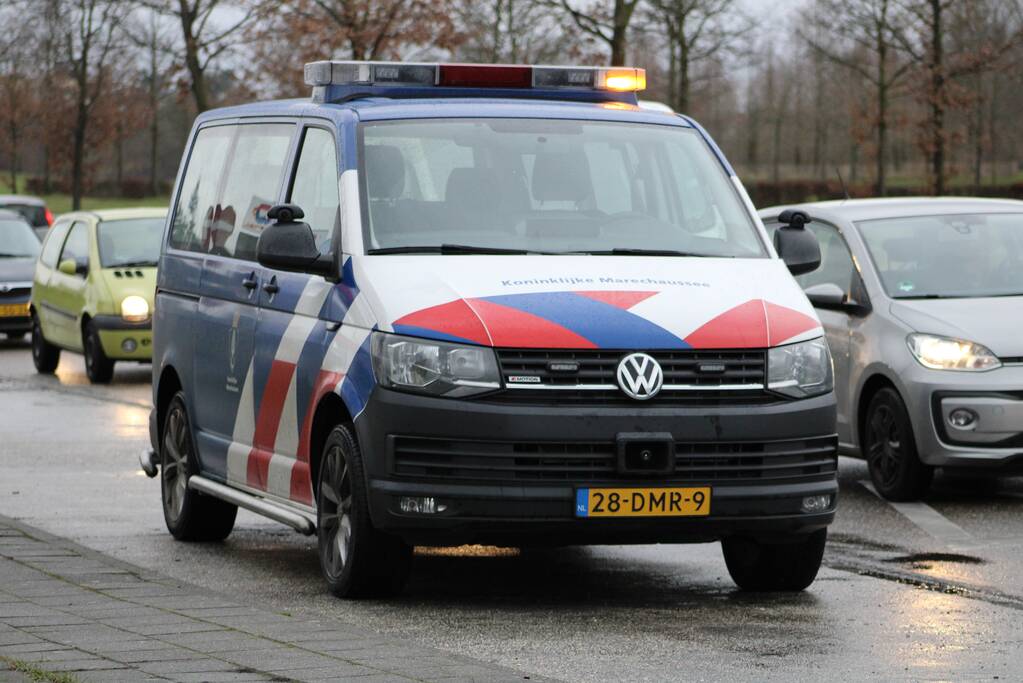 Automobilist verliest controle en rijdt paal uit de grond