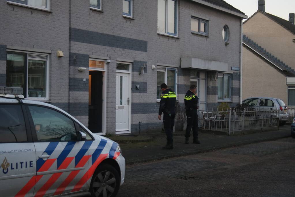 Twee overvallers dringen huis binnen en trekken mes
