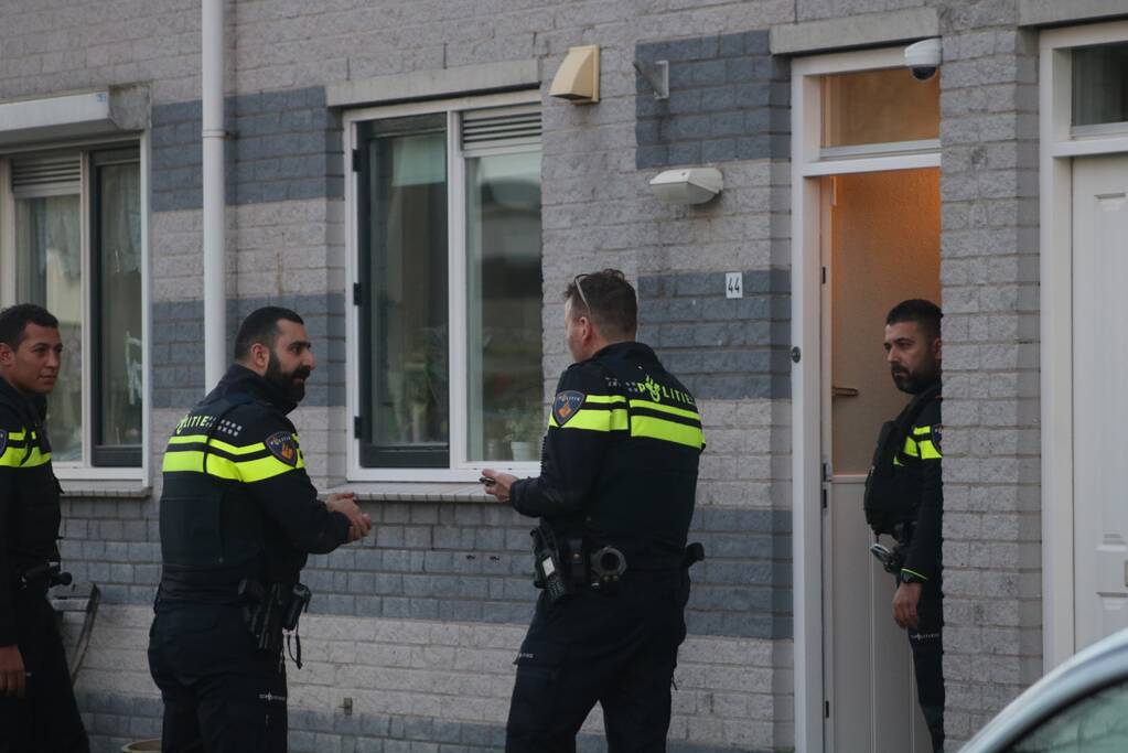 Twee overvallers dringen huis binnen en trekken mes