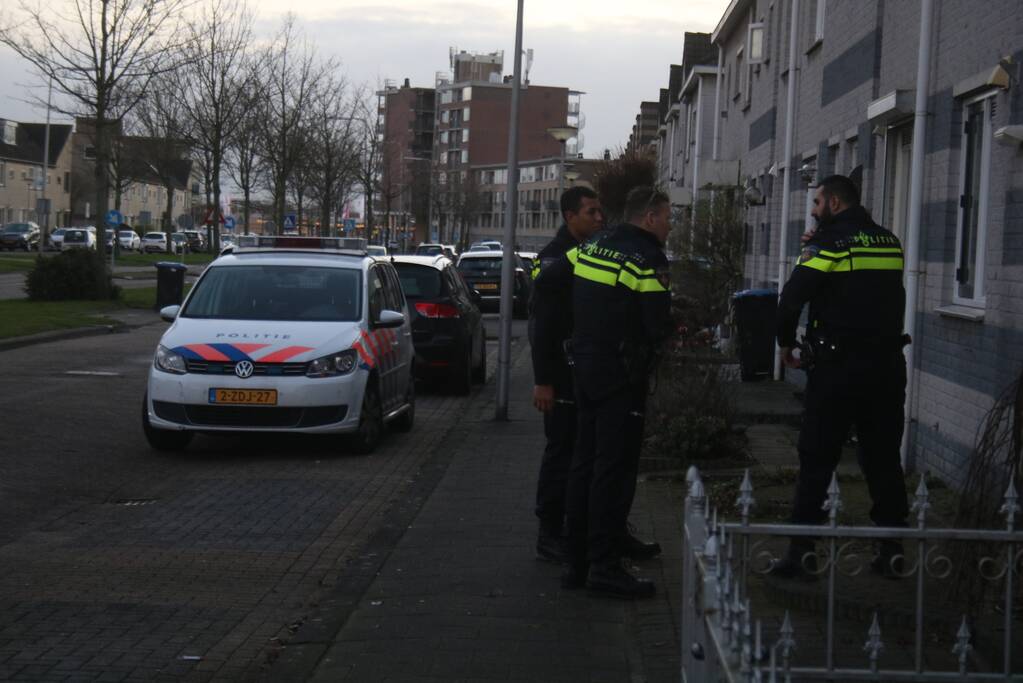 Twee overvallers dringen huis binnen en trekken mes