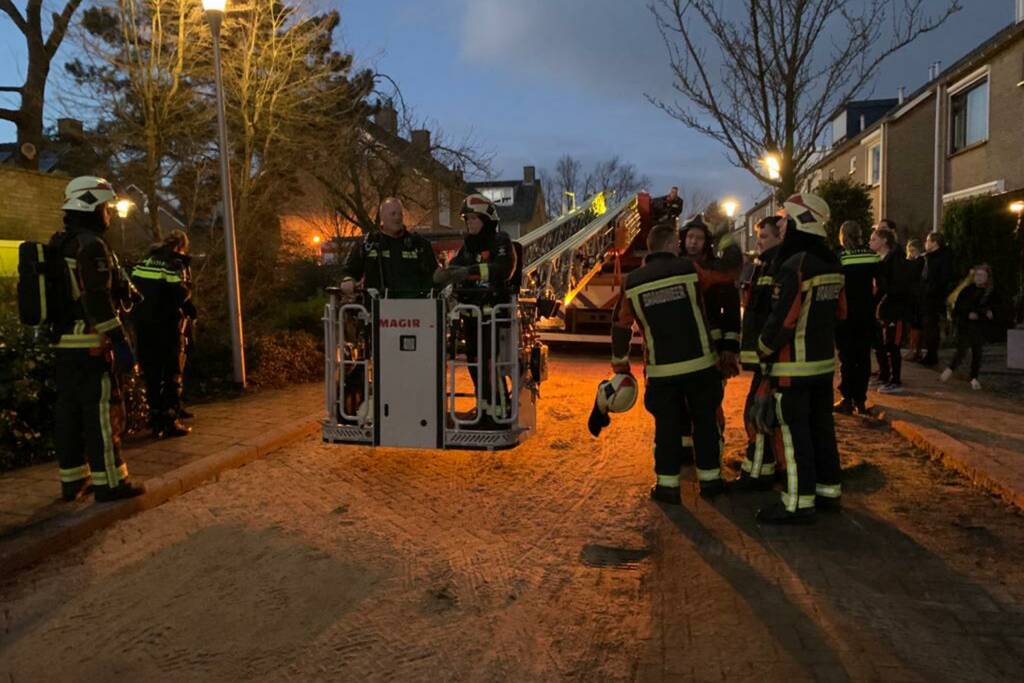 Brandweer controleert schoorsteenbrand met hoogwerker