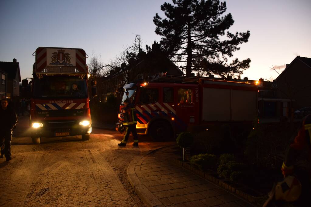 Brandweer controleert schoorsteenbrand met hoogwerker