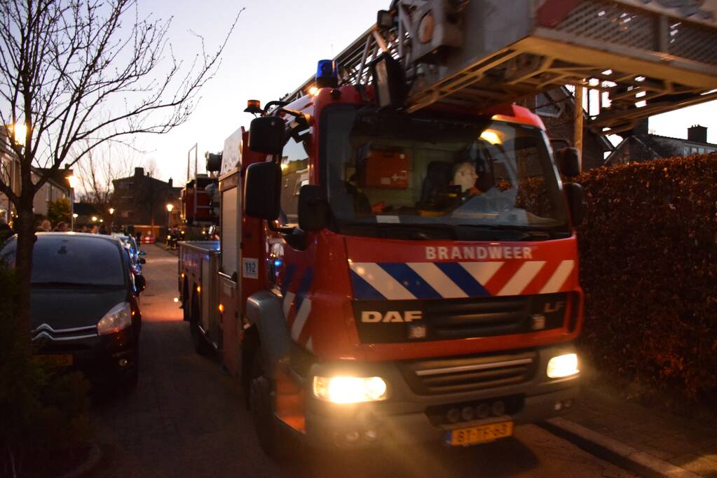 Brandweer controleert schoorsteenbrand met hoogwerker