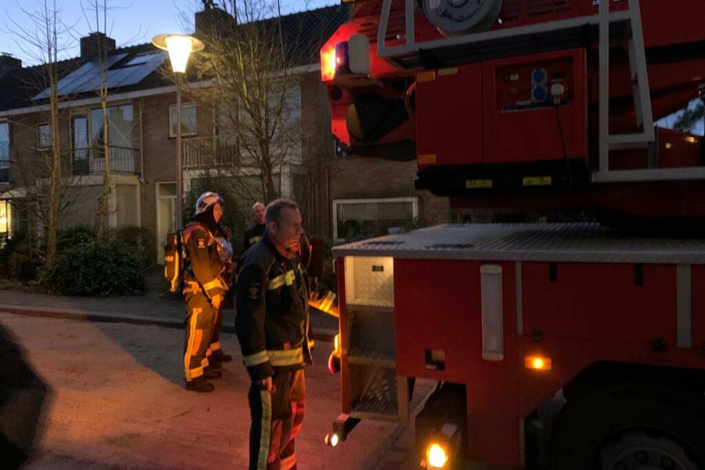 Brandweer controleert schoorsteenbrand met hoogwerker