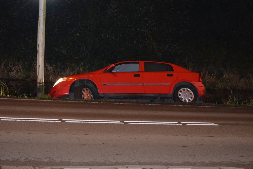 Personenauto belandt net niet in de sloot