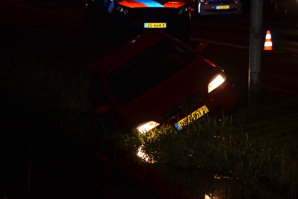 Personenauto belandt net niet in de sloot