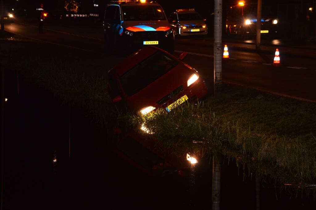Personenauto belandt net niet in de sloot
