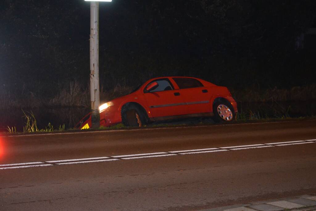 Personenauto belandt net niet in de sloot