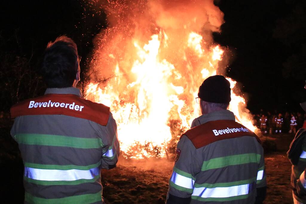 Jaarlijkse kerstboomverbranding druk bezocht