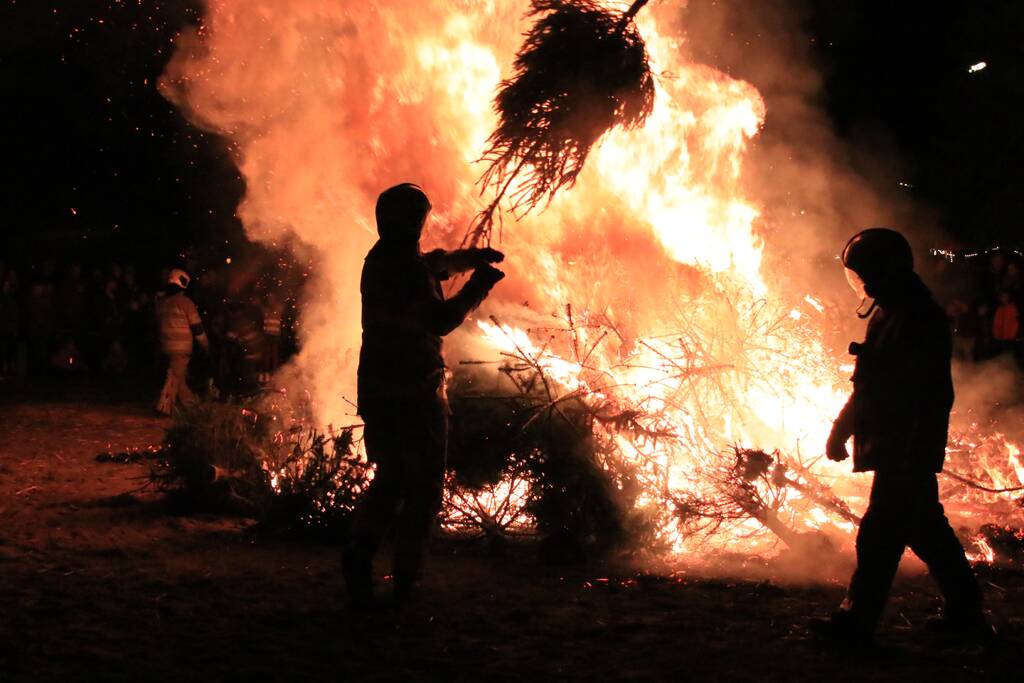 Jaarlijkse kerstboomverbranding druk bezocht