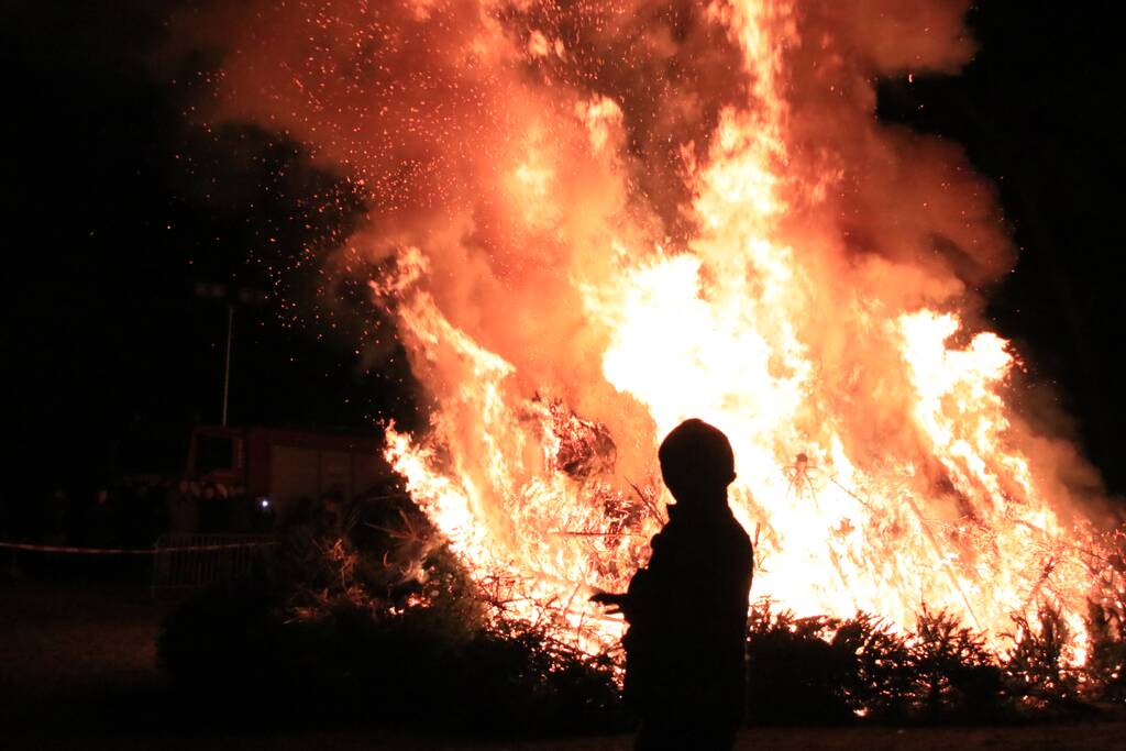 Jaarlijkse kerstboomverbranding druk bezocht
