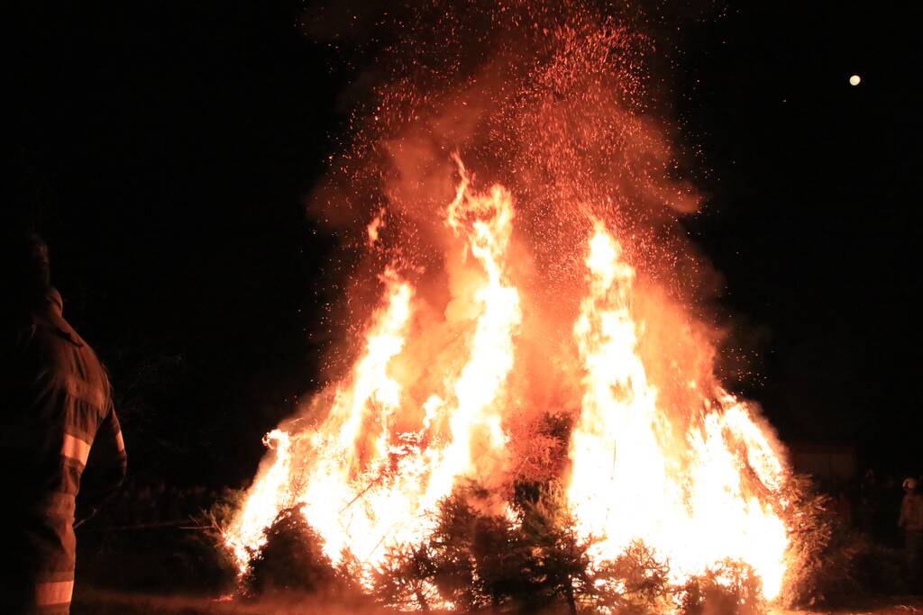 Jaarlijkse kerstboomverbranding druk bezocht