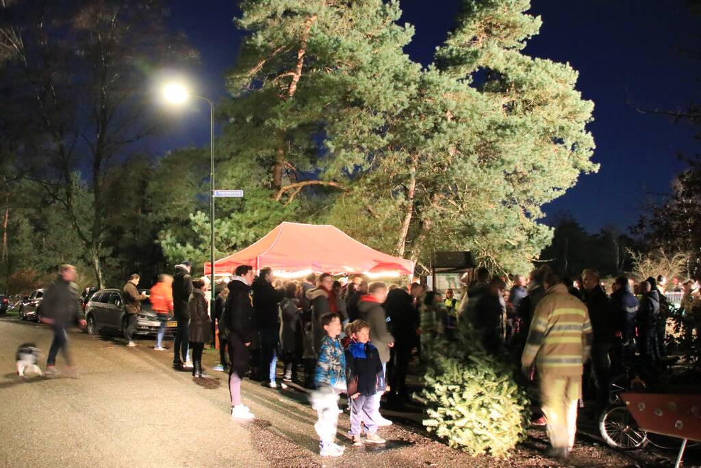 Jaarlijkse kerstboomverbranding druk bezocht
