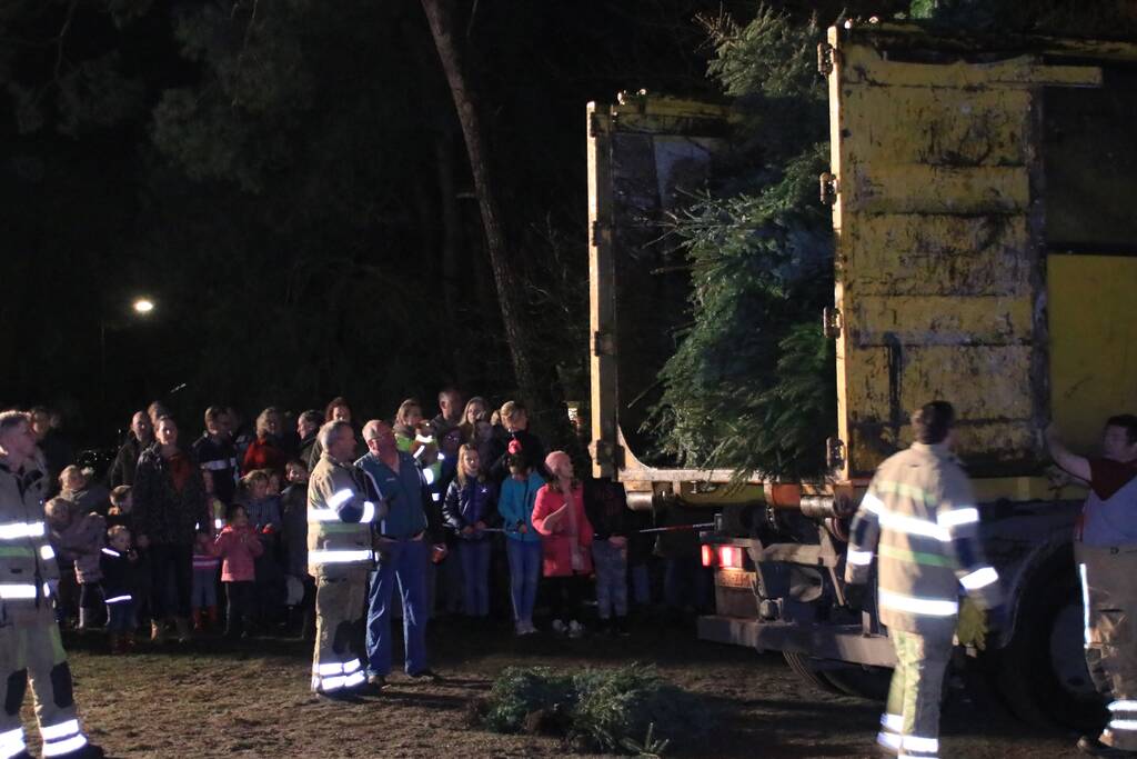 Jaarlijkse kerstboomverbranding druk bezocht