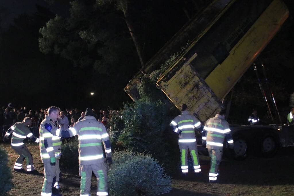 Jaarlijkse kerstboomverbranding druk bezocht