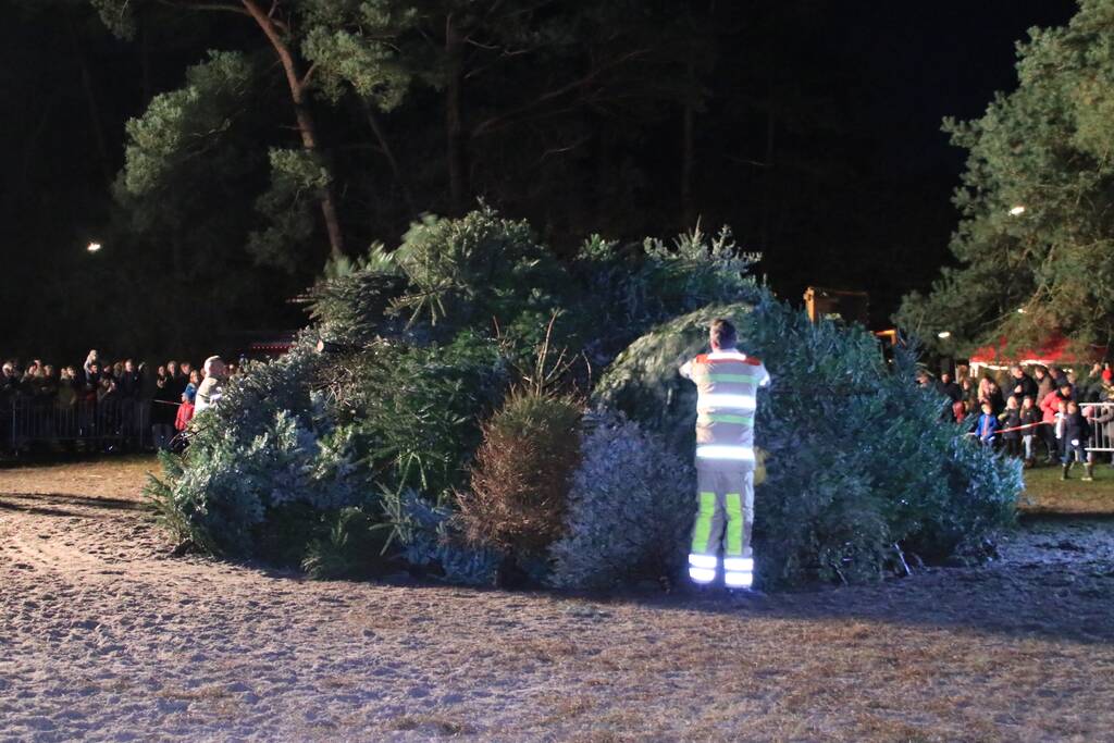 Jaarlijkse kerstboomverbranding druk bezocht