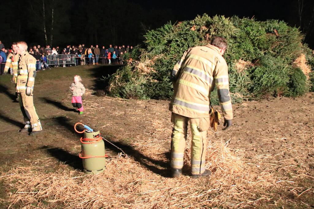 Jaarlijkse kerstboomverbranding druk bezocht
