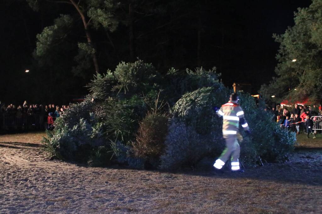 Jaarlijkse kerstboomverbranding druk bezocht